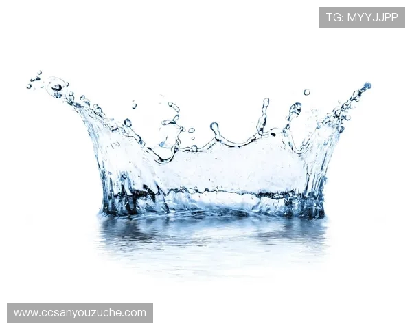 从高空一跃入水花四溅的艺术探索跳水运动的力量与美感