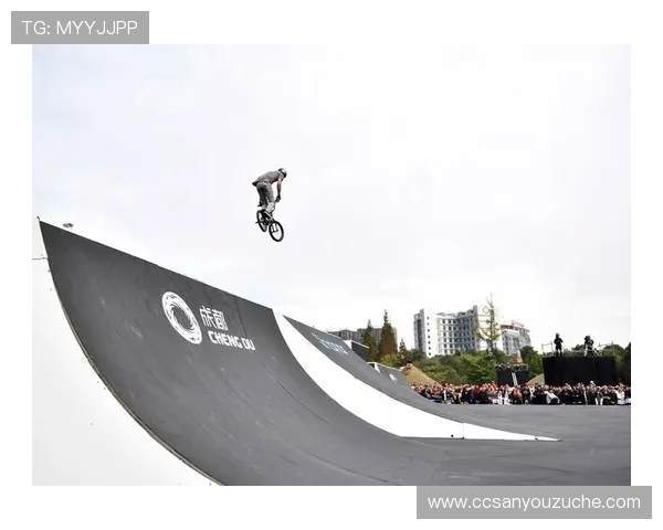 深圳滑板队在极限运动嘉年华中的速度表现精彩点评与分析